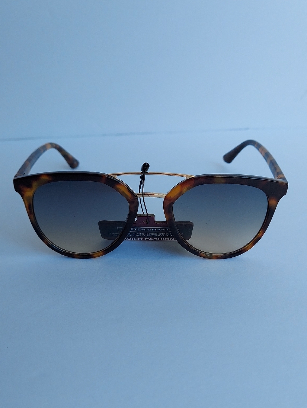 Foster Grant Tortoise Shell Sunglasses with Gold Bridge and Gradient Lenses - Picture 3 of 7